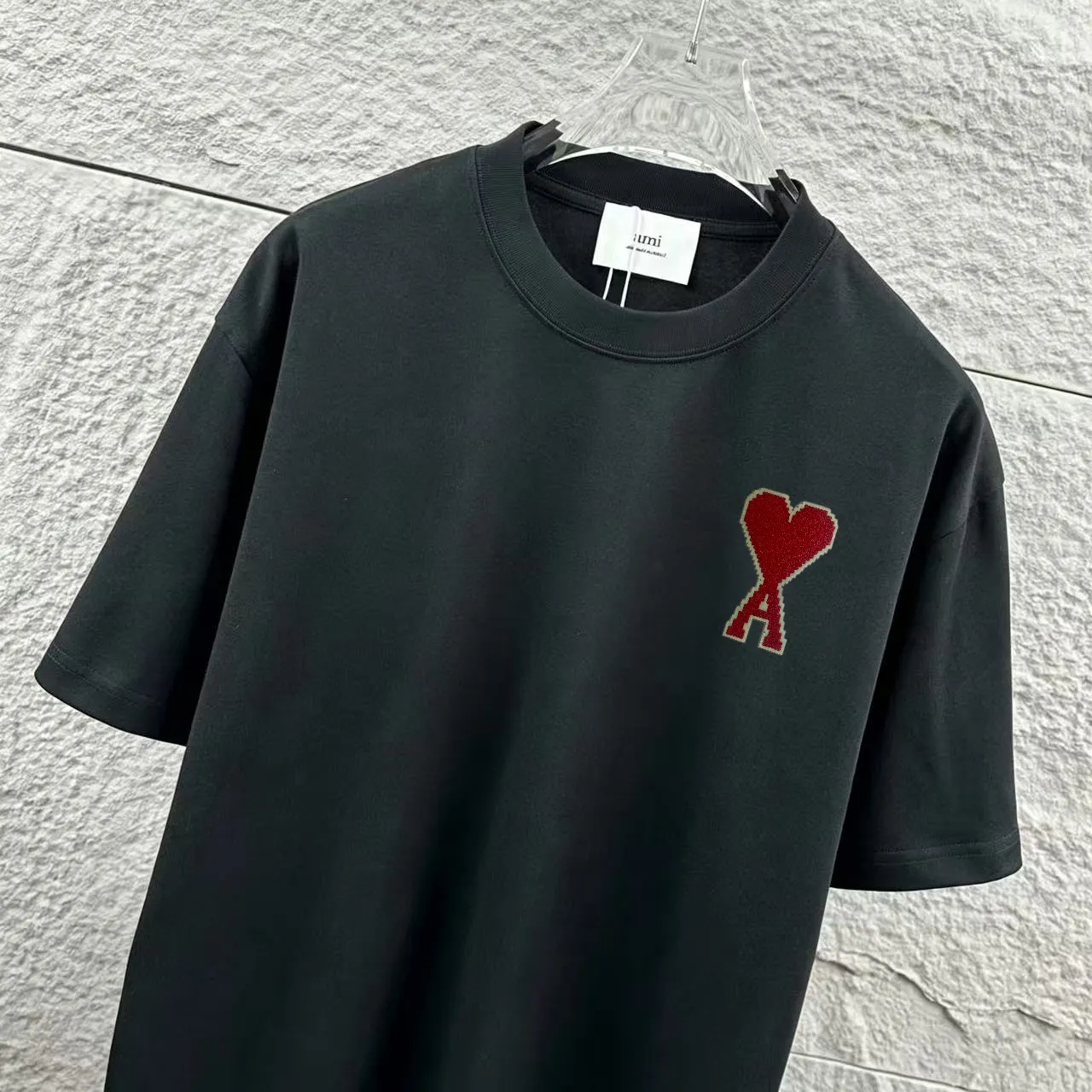 P85, Ami counter Same Style round neck short-sleeved T-shirt customized cotton fabric! Designed with brand logo leather tag! Strong three-dimensional effect! The overall highly breathable and soft texture is more prominent, and the full cotton texture induces extreme comfort. A must-have item for Premium people, complete with original accessories and accessories! Same Style for men and women! Color: Black White Size: S-xx L